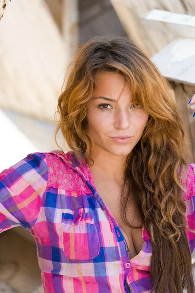 Portrait of sexy brunette woman posing at shipwreck — Stock Photo, Image