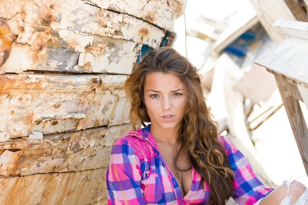 Portrait of sexy brunette woman posing at shipwreck — Stock Photo, Image