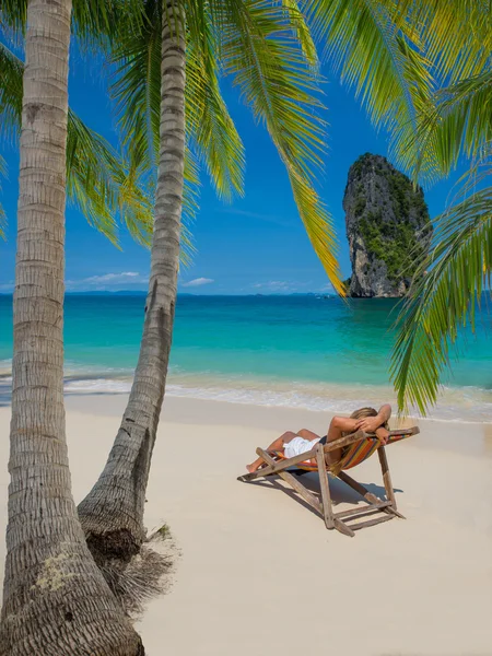 Schöne Frau am Strand. — Stockfoto