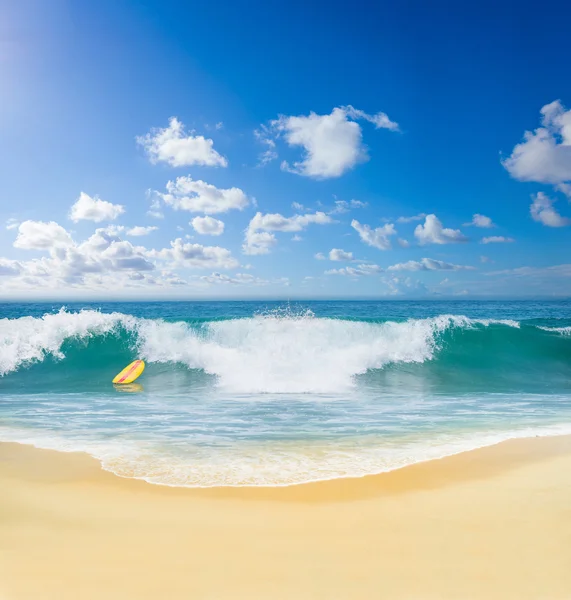 Surfing the indian ocean in Bali — Stock Photo, Image