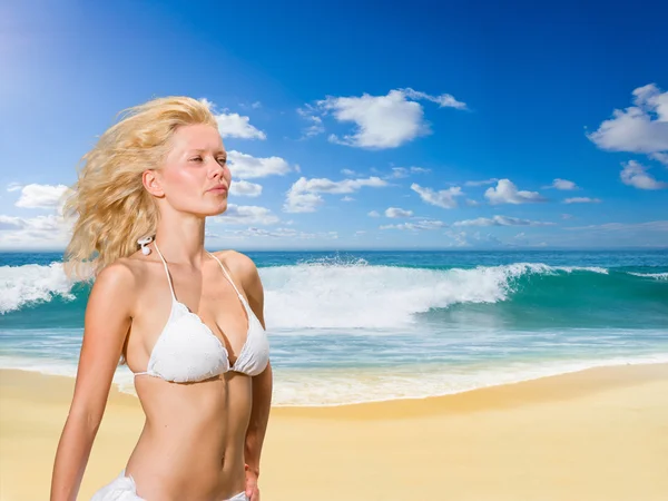 Schöne Frau am Strand. — Stockfoto