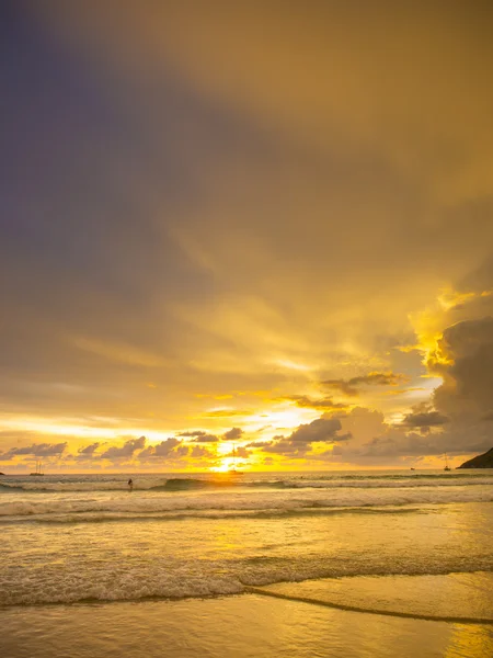 ดวงอาทิตย์ตกบนชายหาด — ภาพถ่ายสต็อก