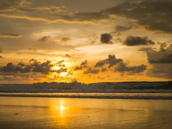 Auringonlasku rannalla — kuvapankkivalokuva