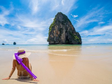 Kadın Krabi Ralley plajda 