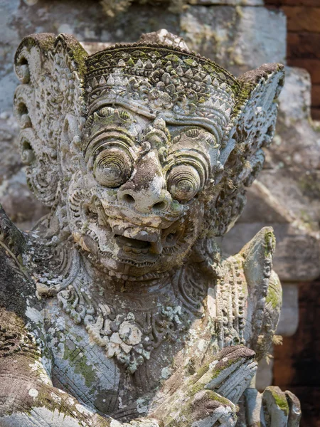 Ancienne statue balinaise au temple de Bali — Photo