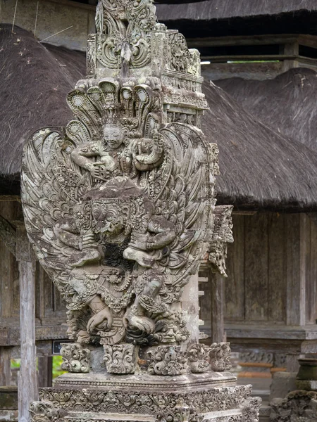 Oud Balinees standbeeld bij de tempel op Bali — Stockfoto