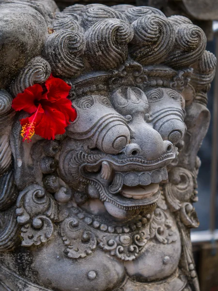 Oldtidens balinesiske statue ved tempelet på Bali – stockfoto