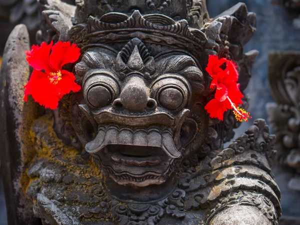 Starověká balijská socha v chrámu na Bali — Stock fotografie