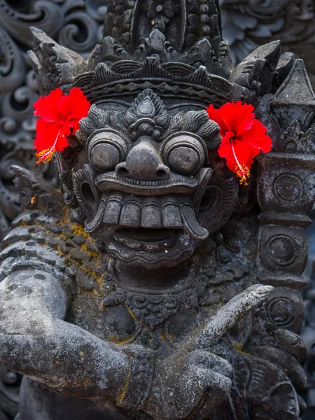 Bali 'deki tapınakta Antik Balili heykeli — Stok fotoğraf