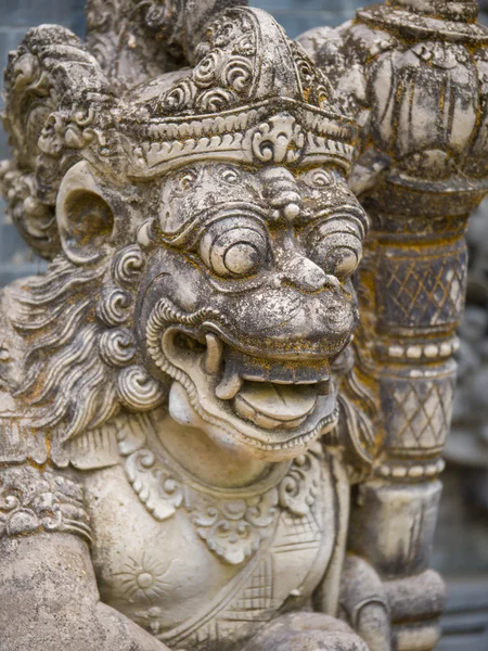 Forntida balinesisk staty vid templet på Bali — Stockfoto