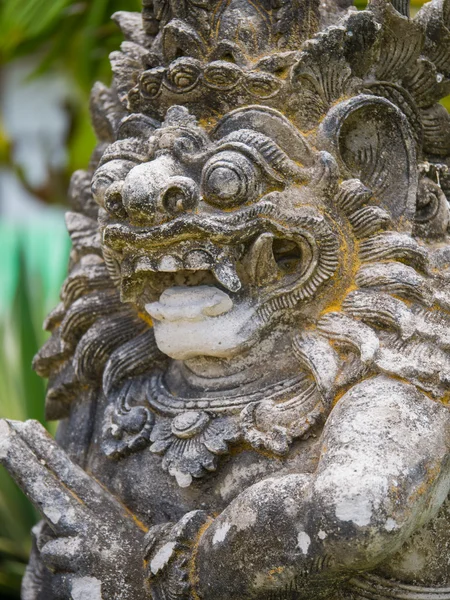 Forntida balinesisk staty vid templet på Bali — Stockfoto