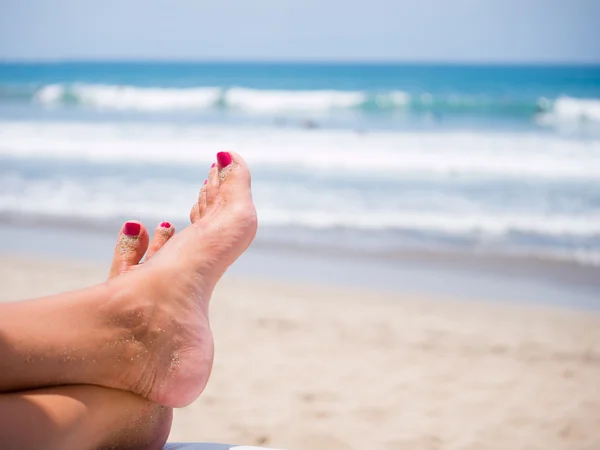 Pés arenosos na praia — Fotografia de Stock