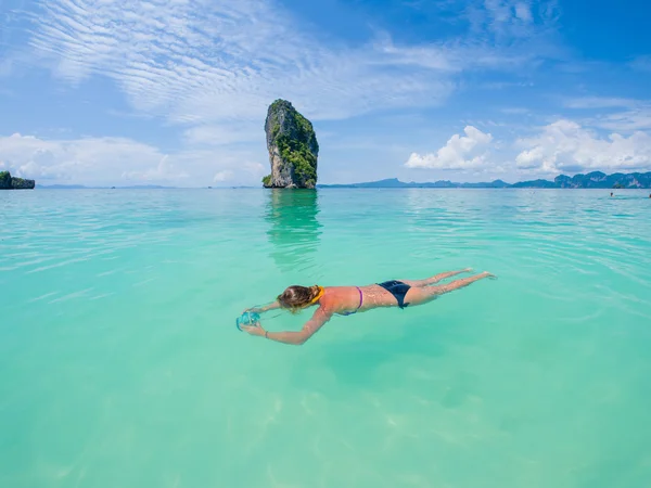 Frau schwimmt mit Schnorchel, andaman sea — Stockfoto