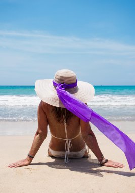 Sahilde güzel bir kadın.