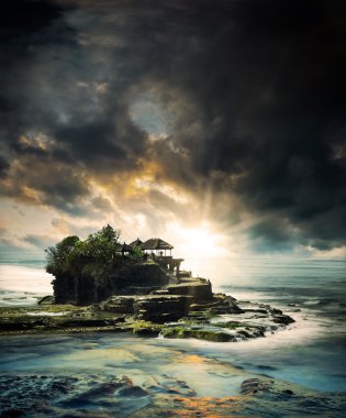 Tanah Lot tapınakta Bali Adası