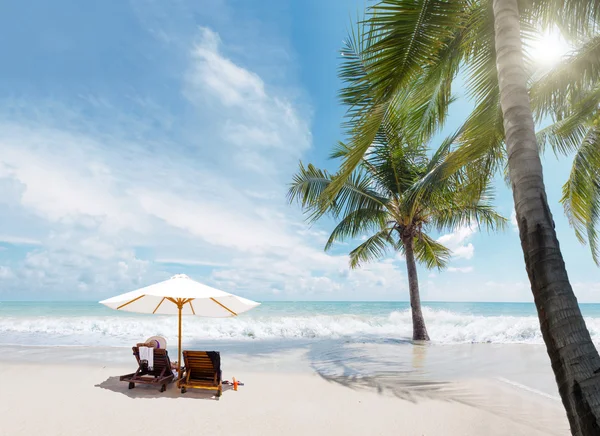 Schöne Frau am Strand. — Stockfoto