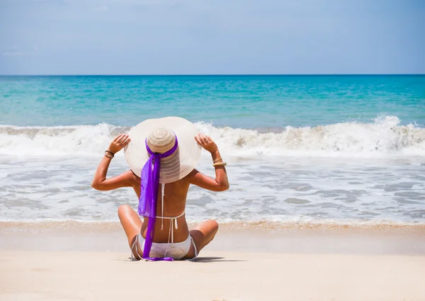 Piękna kobieta na plaży. — Zdjęcie stockowe