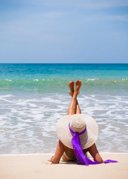 Schöne Frau am Strand. — Stockfoto