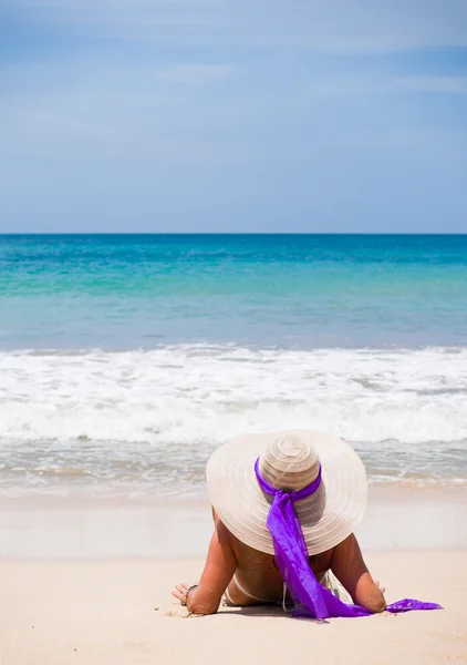 Bella donna sulla spiaggia. — Foto Stock