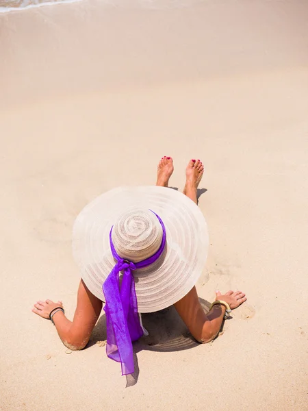 Hermosa mujer en la playa. — Foto de Stock