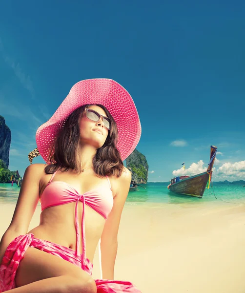 Hermosa mujer en la playa. — Foto de Stock