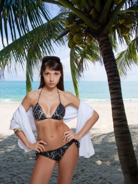 Sahilde güzel bir kadın.