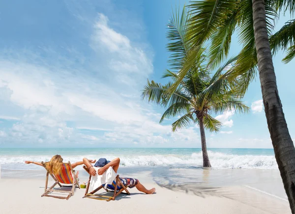 Casal na praia tropical — Fotografia de Stock