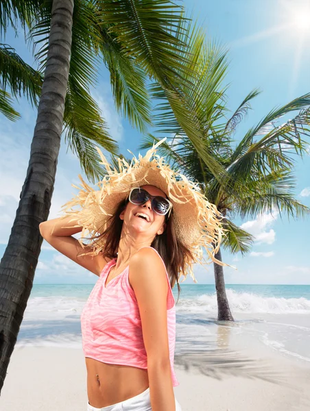 Mooie vrouw op het strand. — Stockfoto