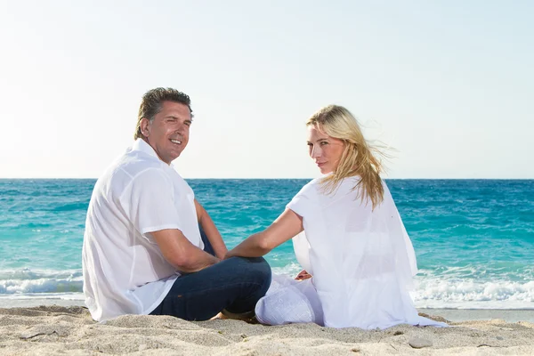 Casal de turistas na praia — Fotografia de Stock