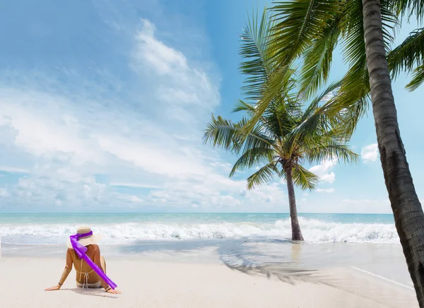 Mulher bronzeamento na praia — Fotografia de Stock