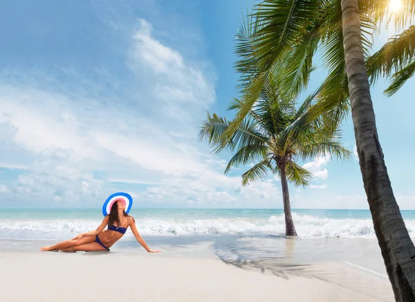 Vacker kvinna på stranden — Stockfoto