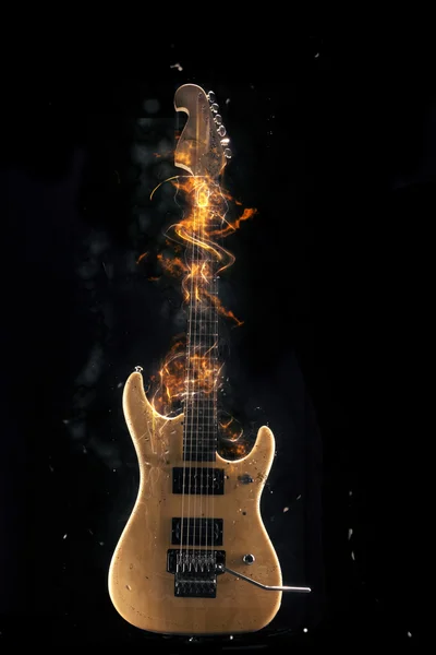 Guitare électrique en feu sur fond noir — Photo