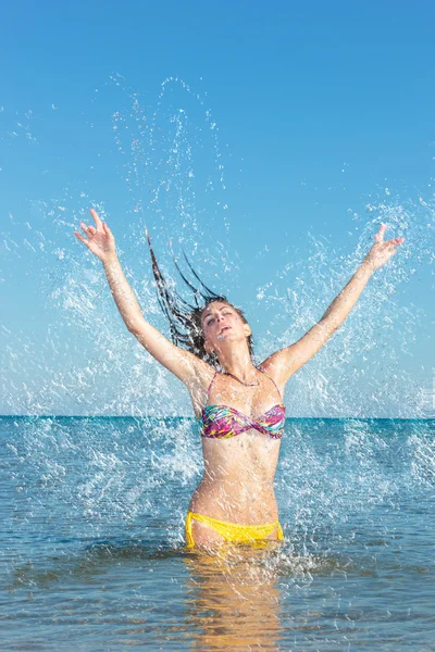 泼水在海洋中的美女模型 — 图库照片