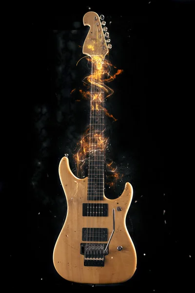 Электрическая гитара горит на черном фоне — стоковое фото