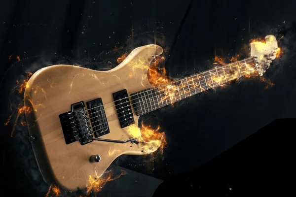 Elektrische gitaar in brand op zwarte achtergrond — Stockfoto