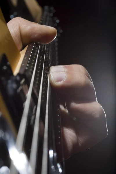Eine E-Gitarre wird gespielt — Stockfoto