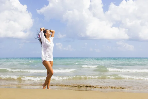 Mooie vrouw op het strand in Bali — Stockfoto