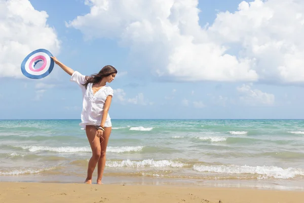 Piękne kobiety na plaży w Bali — Zdjęcie stockowe