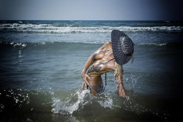 Kvinna på stranden — Stockfoto