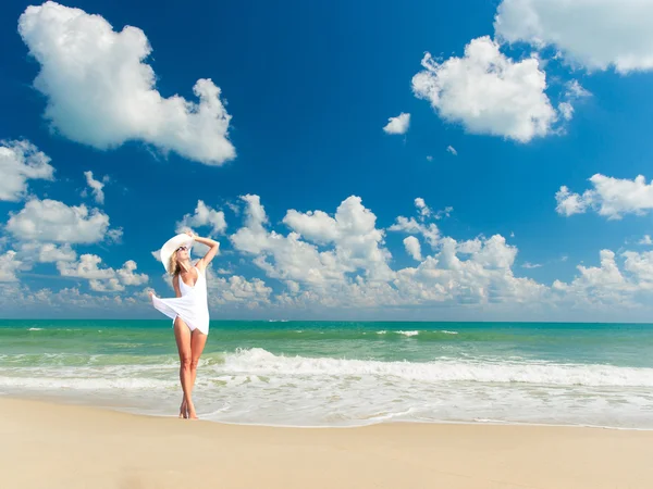 Vacker kvinna på stranden i Bali — Stockfoto