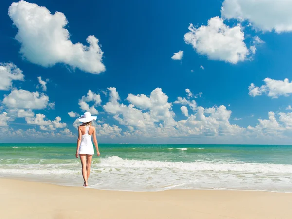 Mooie vrouw op het strand in Bali — Stockfoto