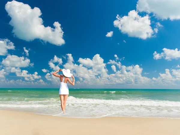 발리에 있는 해변에 아름 다운 여자 — 스톡 사진