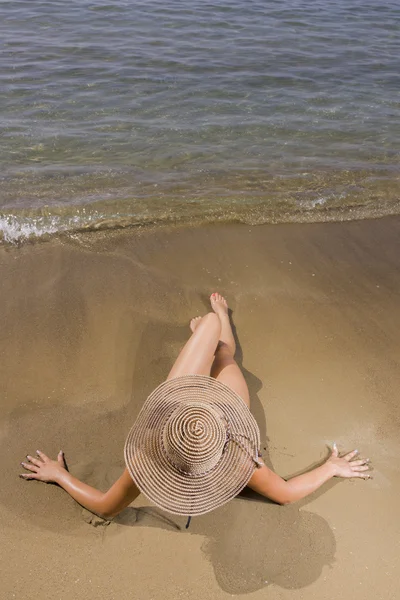 Hermosa mujer tomando el sol en la playa — Foto de Stock