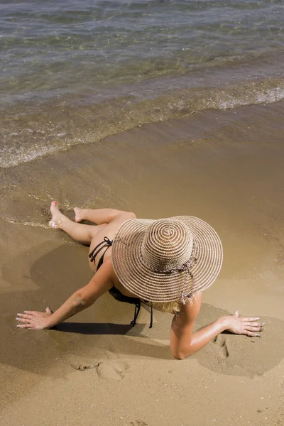 해변에서 일광욕 하는 아름 다운 여자 — 스톡 사진