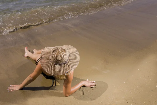 Όμορφη γυναίκα ηλιοθεραπεία στην παραλία — Φωτογραφία Αρχείου