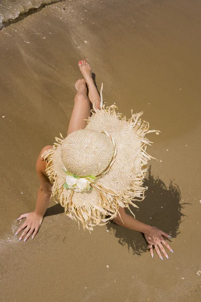 Όμορφη γυναίκα ηλιοθεραπεία στην παραλία — Φωτογραφία Αρχείου