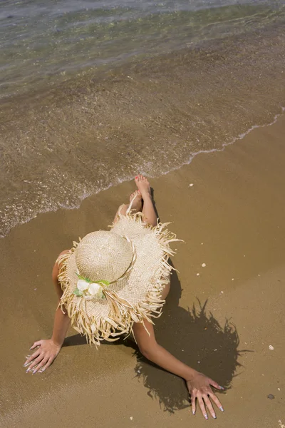 Hermosa mujer tomando el sol en la playa — Foto de Stock