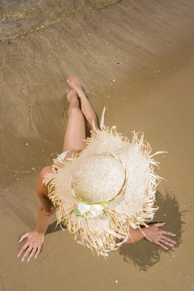 Mooie vrouw zonnebaden op het strand — Stockfoto