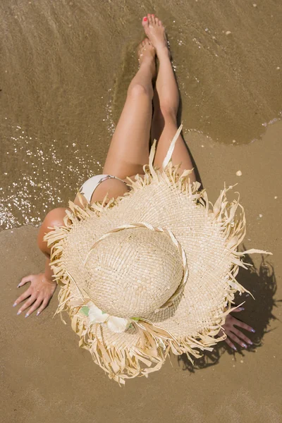 Bella donna prendere il sole in spiaggia — Foto Stock