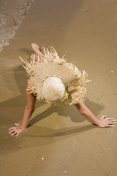 Piękna kobieta, opalając się na plaży — Zdjęcie stockowe